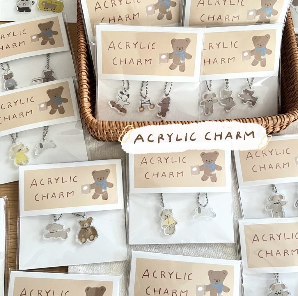 「アクリルチャーム」手帳タイムを見守る小さくてかわいいチャームです。