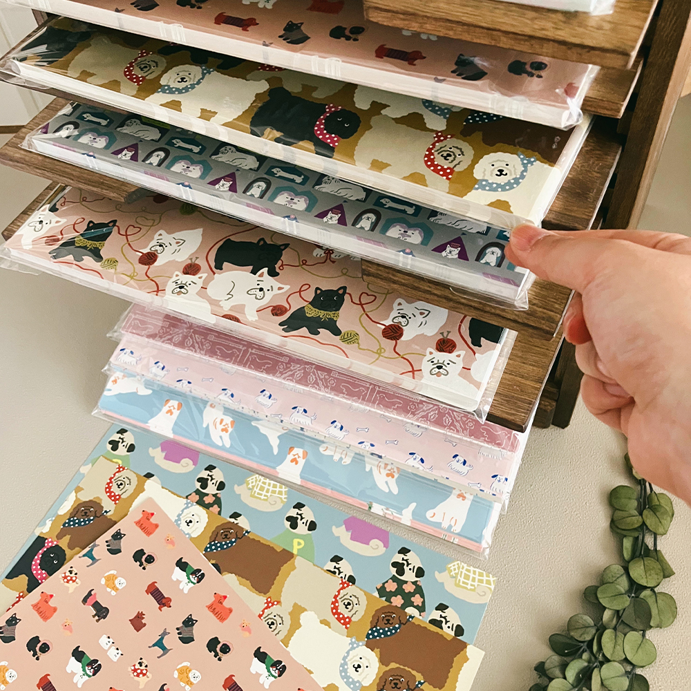 「A4包装紙ビュッフェ」いろんな柄から選べる包装紙のビュッフェです。3枚で税込550円。