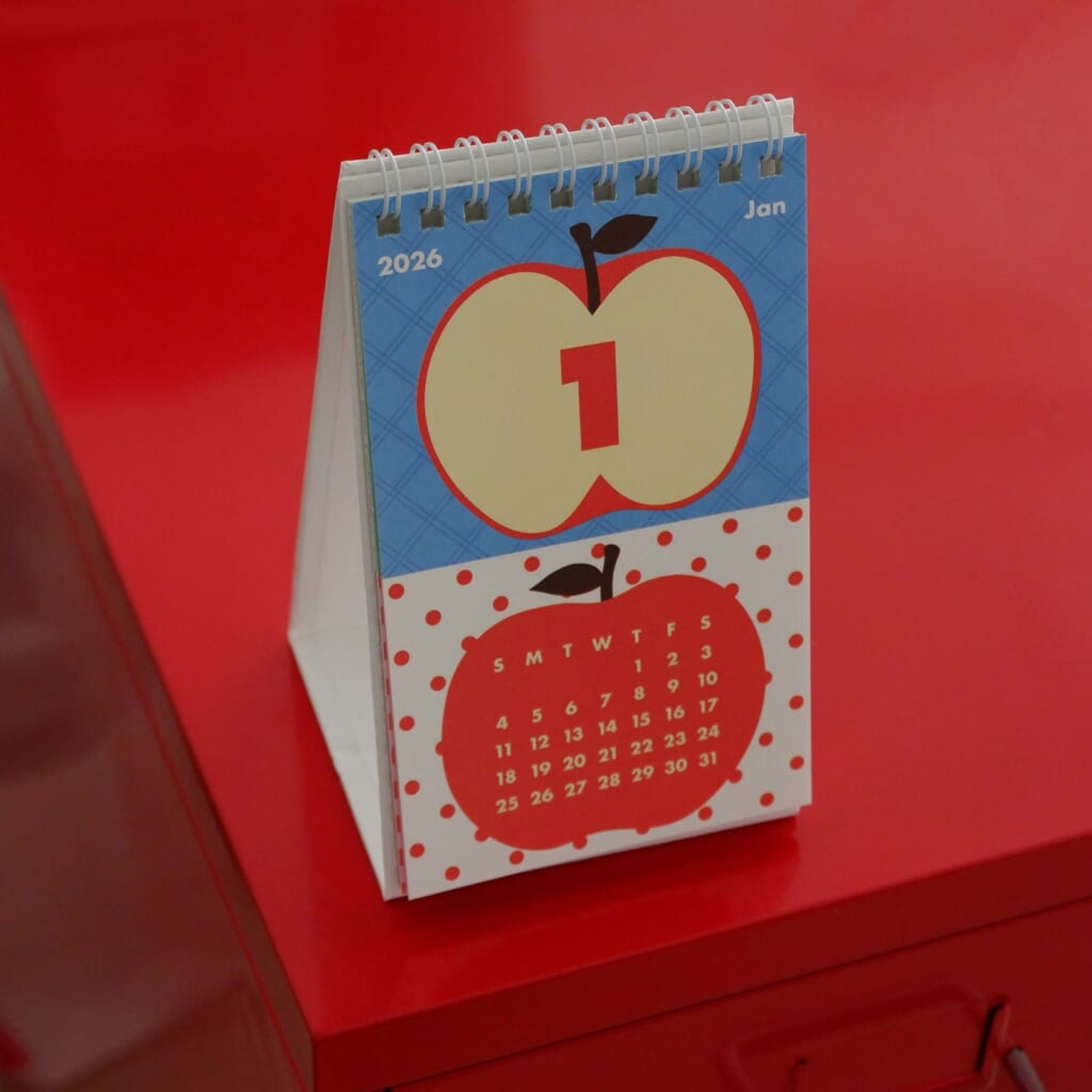 「2026 Desk Calender」月ごとに異なる果物のイラストが描かれた卓上カレンダーです。