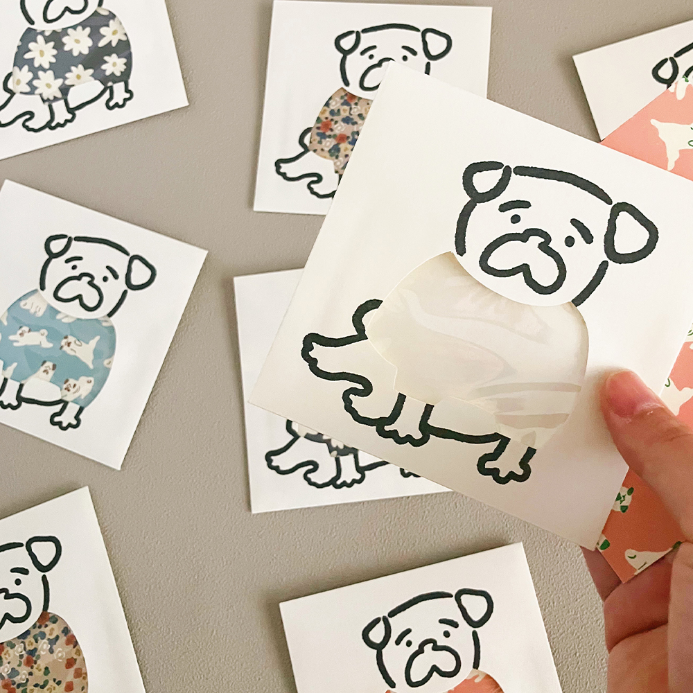 「おしゃれパグの封筒カードセット」カードを入れると封筒のパグがオシャレに変身！ カードと封筒3セット入り。税込660円。