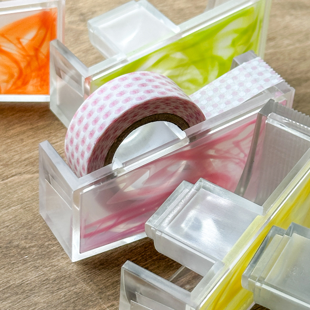 「RECYCLED DISPENSER」100％再生プラスチックと、使用済みペットボトルのキャップを溶かして作ったマスキングテープ専用ディスペンサーです。