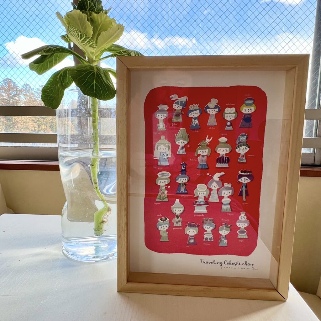 旅するこけしちゃんのリソグラフプリント(デジタル版画・A4サイズ)作＝泉友子