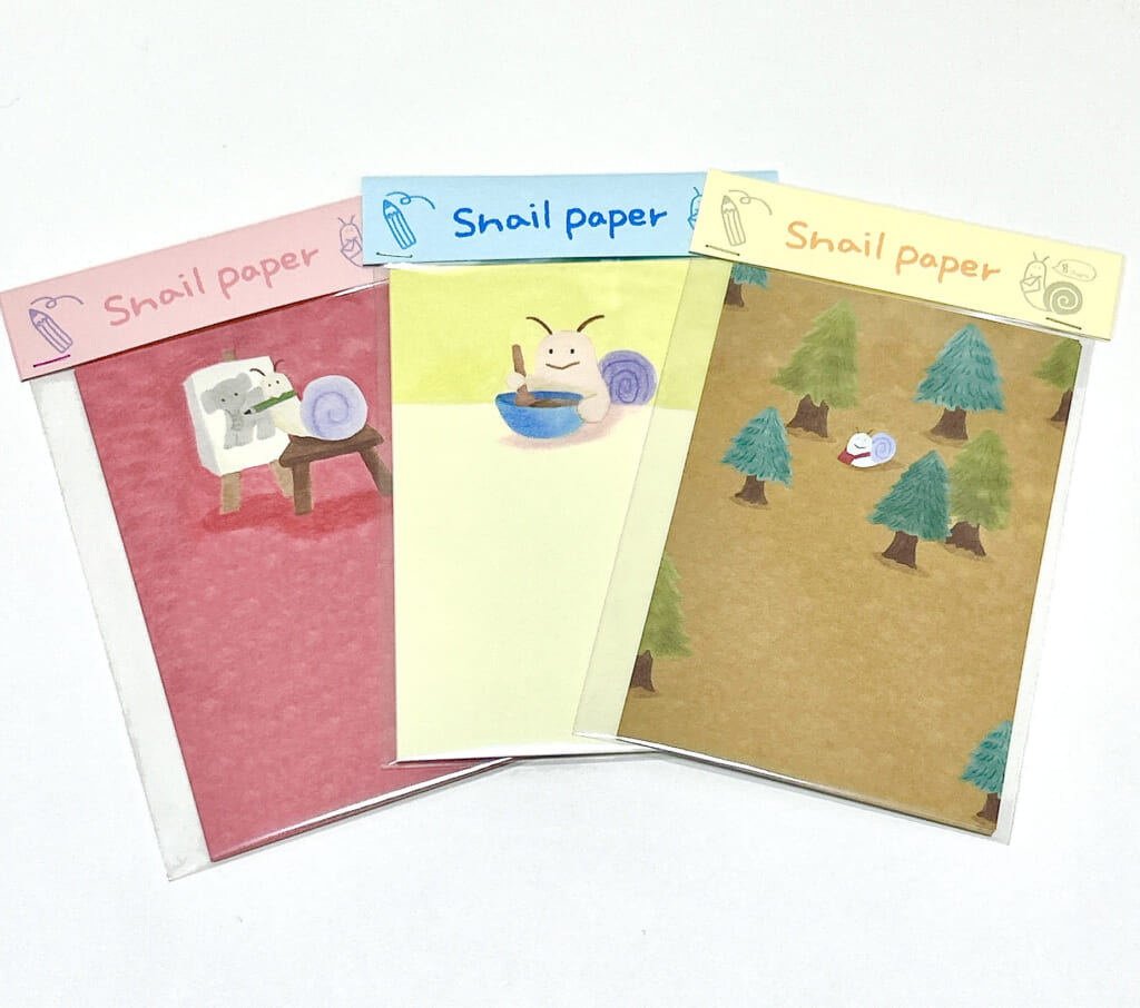 「snail paper」 カタツムリたちのメッセージペーパーです。ちょっとした書き置きなんかにぜひお使いください。たっぷり8枚入りです。