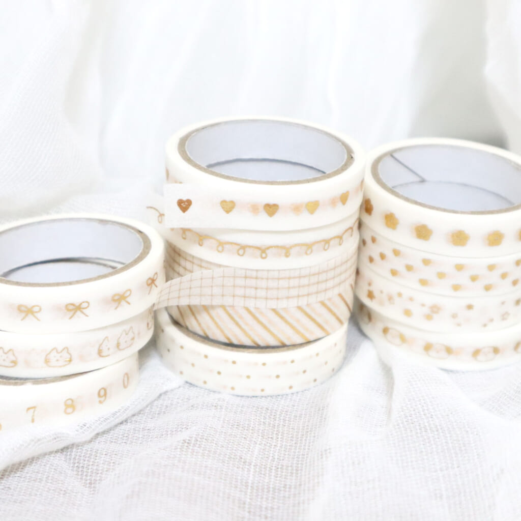 新作の箔マスキングテープは、少し細めの8mm幅。手持ちのマステやシールとの重ねづかいにもおすすめです。