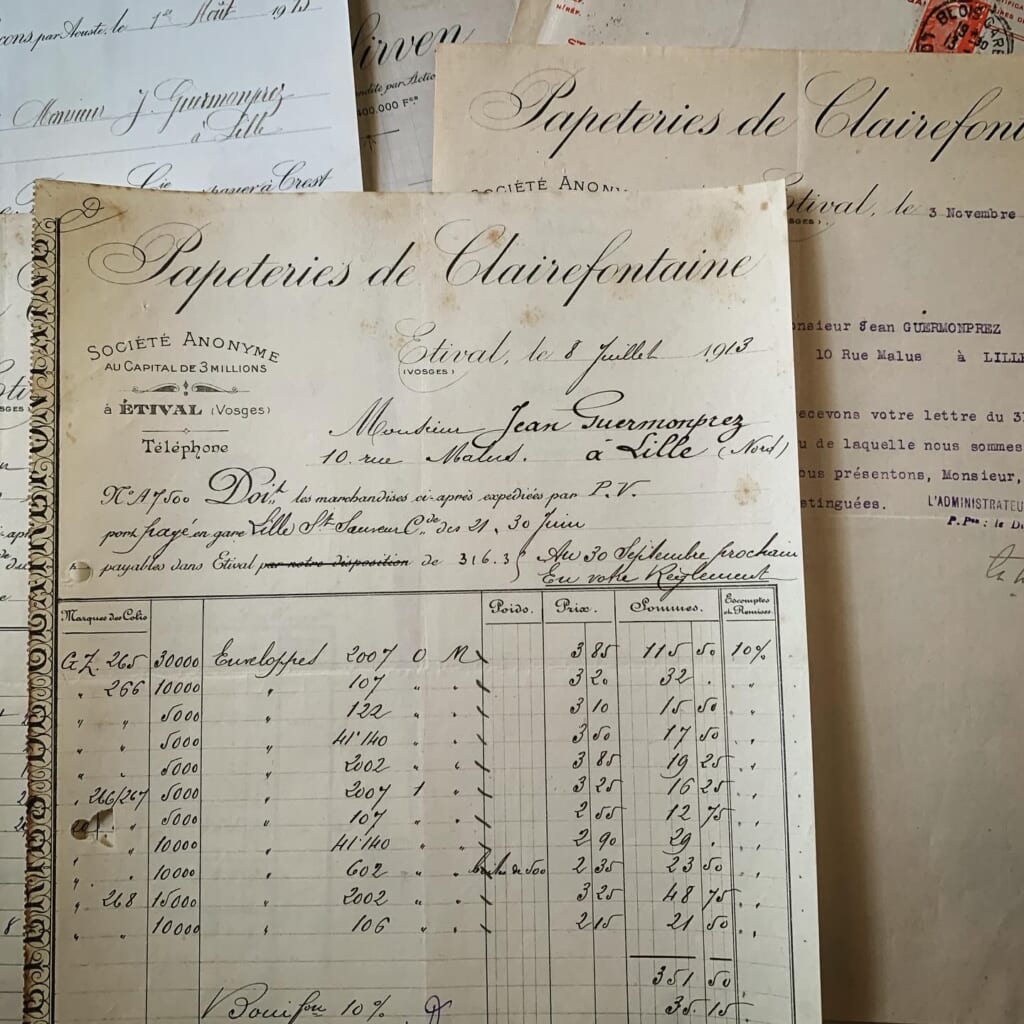 古くは17世紀〜20世紀頃までの公文書を必ずお持ちしています。飾っても迫力ありますし、撮影背景やカリグラフィの参考など使い方は人それぞれですが人気があります。