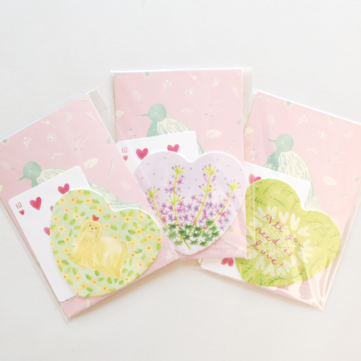 「紙博限定スペシャルハートセット」コースター・ステッカー・ポストカード・トランプカードが入ったセット。各1枚入。