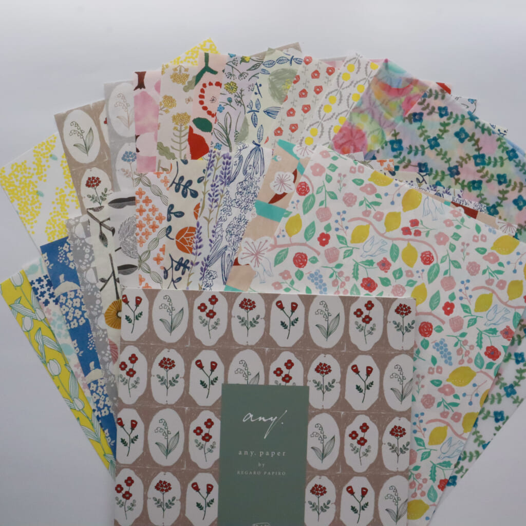 「包装紙ハーフサイズ24枚セット・フラワーセレクション」お花柄ばかりの24枚の包装紙を集めたペーパーセットです。オリジナルの紙製ファイル入り。