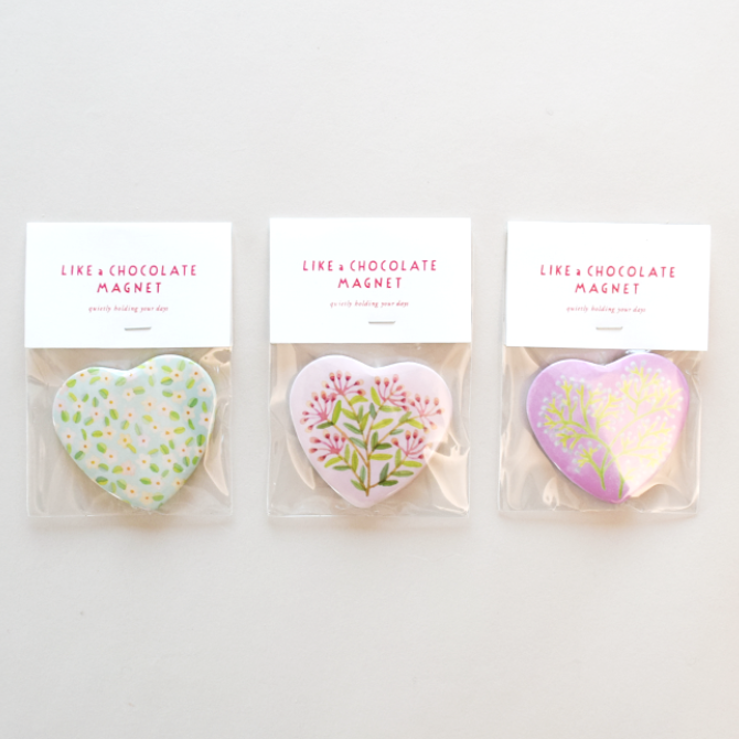 「チョコレートをイメージして作ったハート型のマグネット」3種類の絵柄があります。