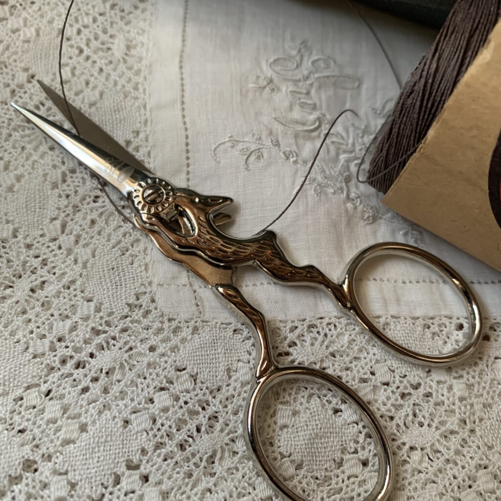 本来は糸切り鋏用ですが、細かい紙パーツを切るときにこのくらいの刃先が重宝します。海外でうさぎ柄を発見してから一目惚れして輸入しています。安定のイタリア製。