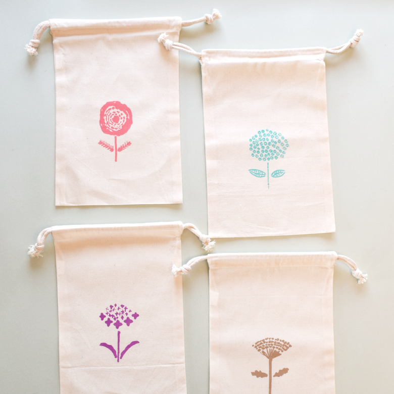 「シルクスクリーンで手刷りした柔らかな風合いの巾着」小物や手帳をまとめて、毎日のお守り袋に。