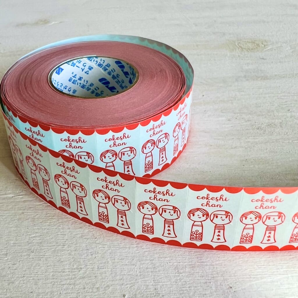 こけしちゃん絵柄の「ラベラーロールシール」作＝泉友子