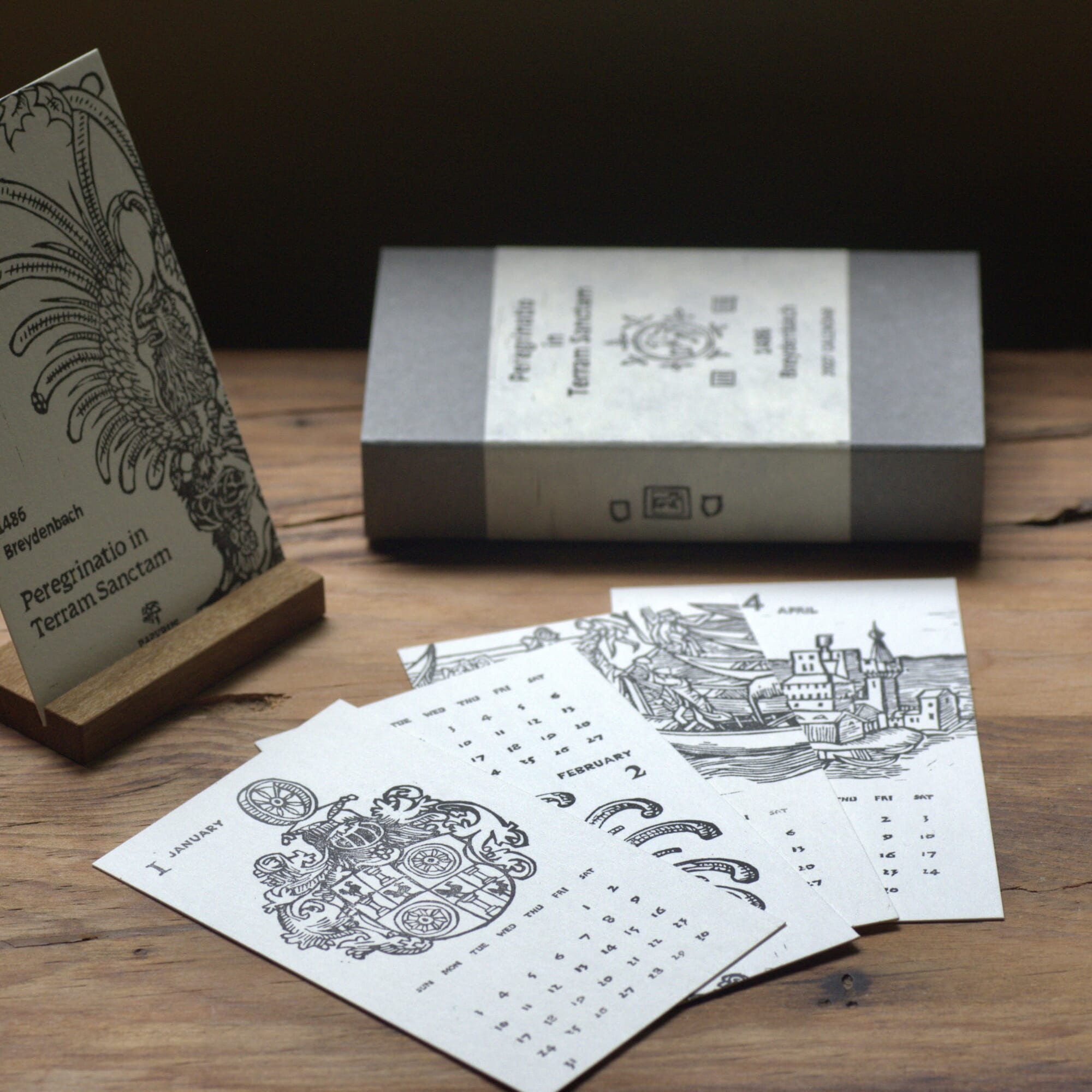 「PAPYRUS CALENDAR 2027」主に15〜16世紀の古書を紹介する目的で作り始めたカレンダーです。一冊の古書を選出し、そこに描かれた図版を手で彫り、再現して刷った12枚のカレンダーのボックスセットとなっています。名刺サイズなので、机の上に置いたり、手帳やノート、携帯電話のカバーに挟んだりと、身近に置いておけるカレンダーです。