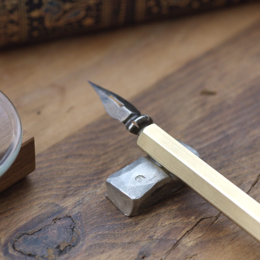 「錫のペンレスト」錫をたたいて作ったペンレストです。槌でたたくことで生まれる不均一な面と錫特有の柔らかな光沢が無機質な金属に体温と表情を与えてくれます。一つ一つ違う表情の中から、ぜひお気に入りを見つけてください。