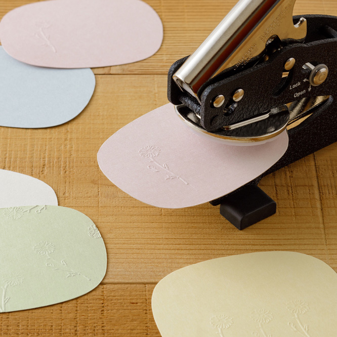 新開発の「DW花色和紙」特厚口を使い、好みの色のカードにデイジーの花をエンボス加工する無料ワークショップです。