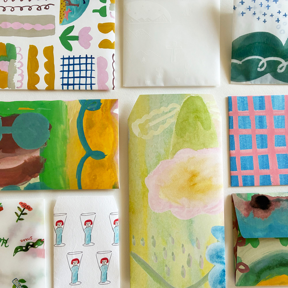 「envelope」透けたり、ザラザラしたり、さまざまな紙に印刷した封筒たち