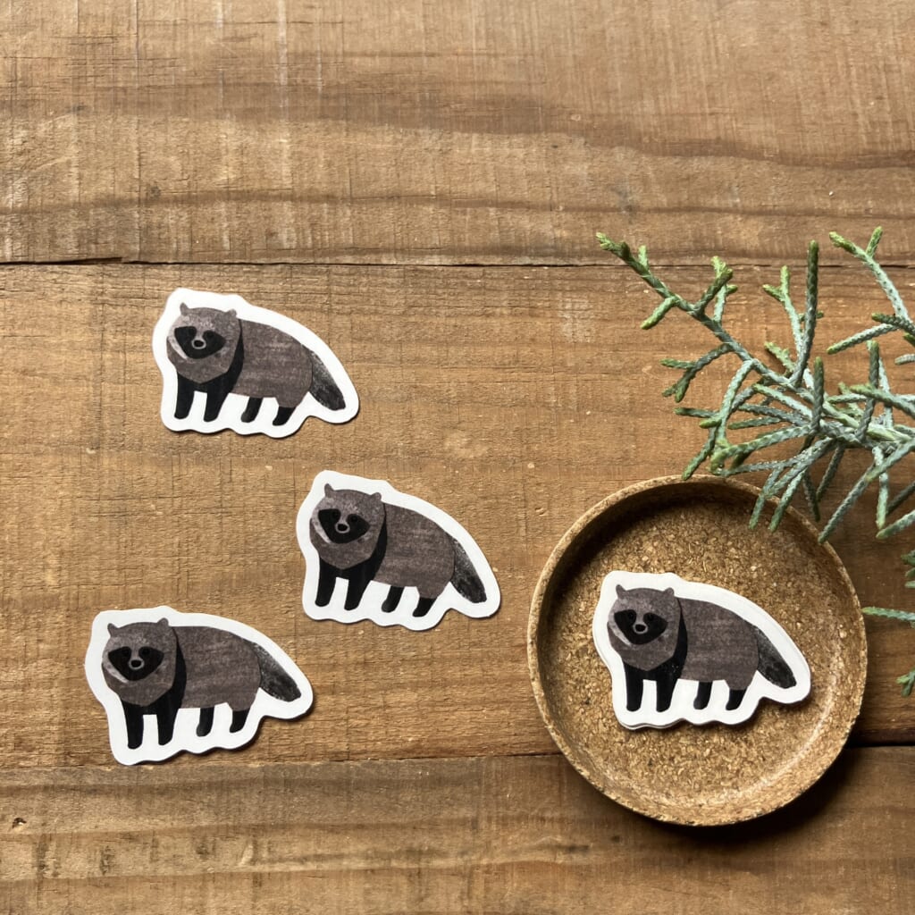 「たぬきのフレークシール」山に暮らすたぬきさん。バードウォッチングシールの鳥たちに紛れて登場します。