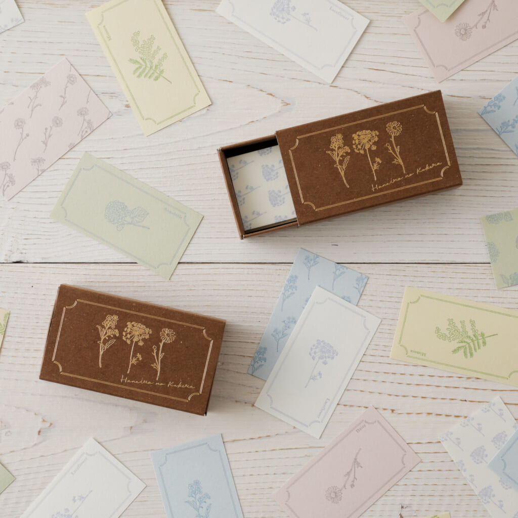 イベント限定！　5色の「DW花色和紙」に、ささきめぐみさんの繊細な花のデザインを活版印刷で表現したミニボックスメモです。