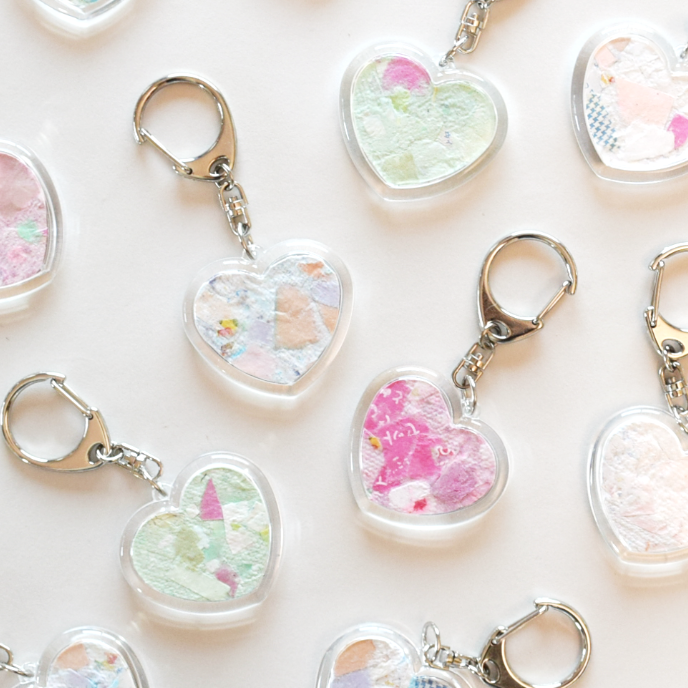 「ハートのハメパチキーホルダー」手漉き紙を閉じ込めました。