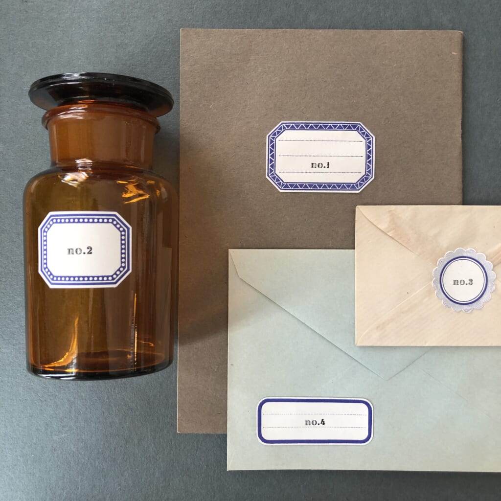 フランスのétiquetteを当時の技術に近付けるため凸版と水のりにこだわって復刻しています。