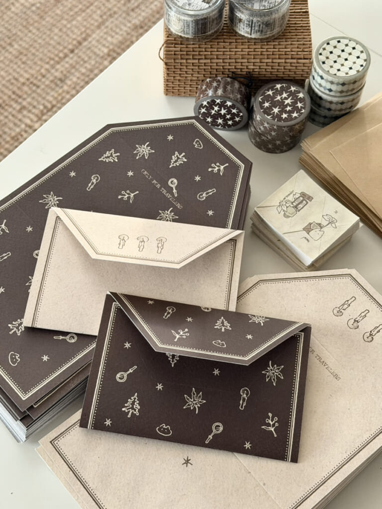 「vintage postcard set ver.1」木の形をした絵葉書を開き、夜遅くにふっと浮かぶ大切な気持ちを書き留めてください。