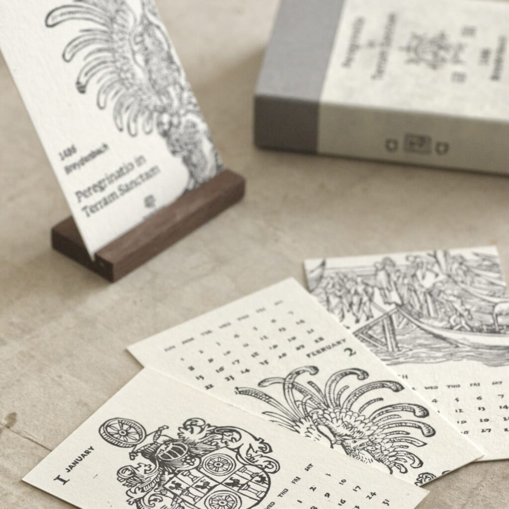 PAPYRUS CALENDAR 2026『聖地巡礼記』4月始まり15世紀後半、エルサレムへの旅を実見に基づき記録した、近代的旅行記の先駆け『聖地巡礼記』。神話ではなく現実の景色を描いた精密な挿絵を、手彫りの版で再現しました。手仕事ならではのカスレや、ナイフの彫り跡が生み出す独特なエッジなど、生き生きとした図版の表情をお楽しみください。