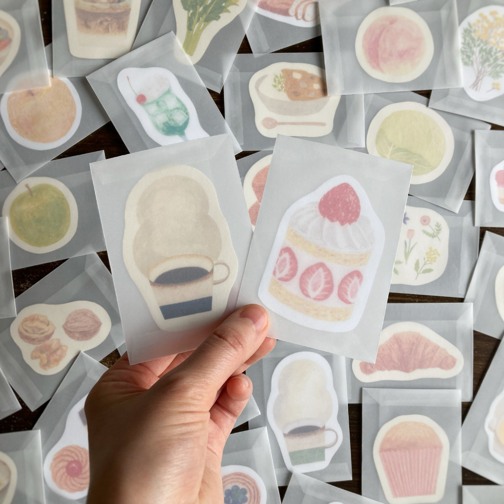 「いろいろカード」とレーシング紙の封筒に入ったカード。メッセージを書いたり、穴を開けてタグにしたり。