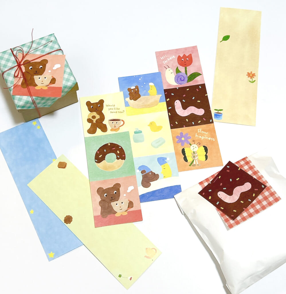 「3ピースカード」3つの絵柄が一枚になったカードです。一枚ずつカットしてメッセージカードにしてギフトに添えたり、本のしおりにしたりするのもおすすめです！