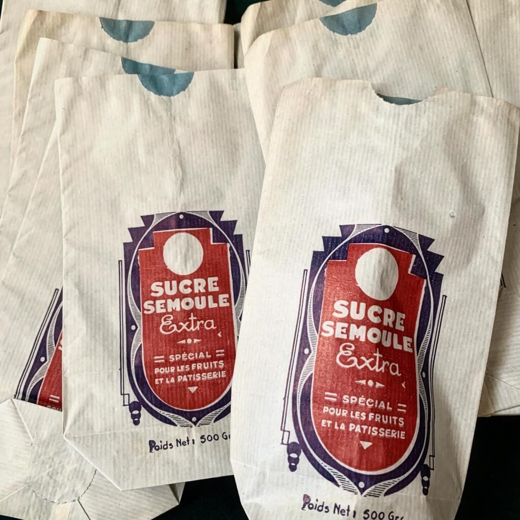 大好きなのでヴィンテージの紙袋は欠かせません。こちらはフランスの砂糖袋。