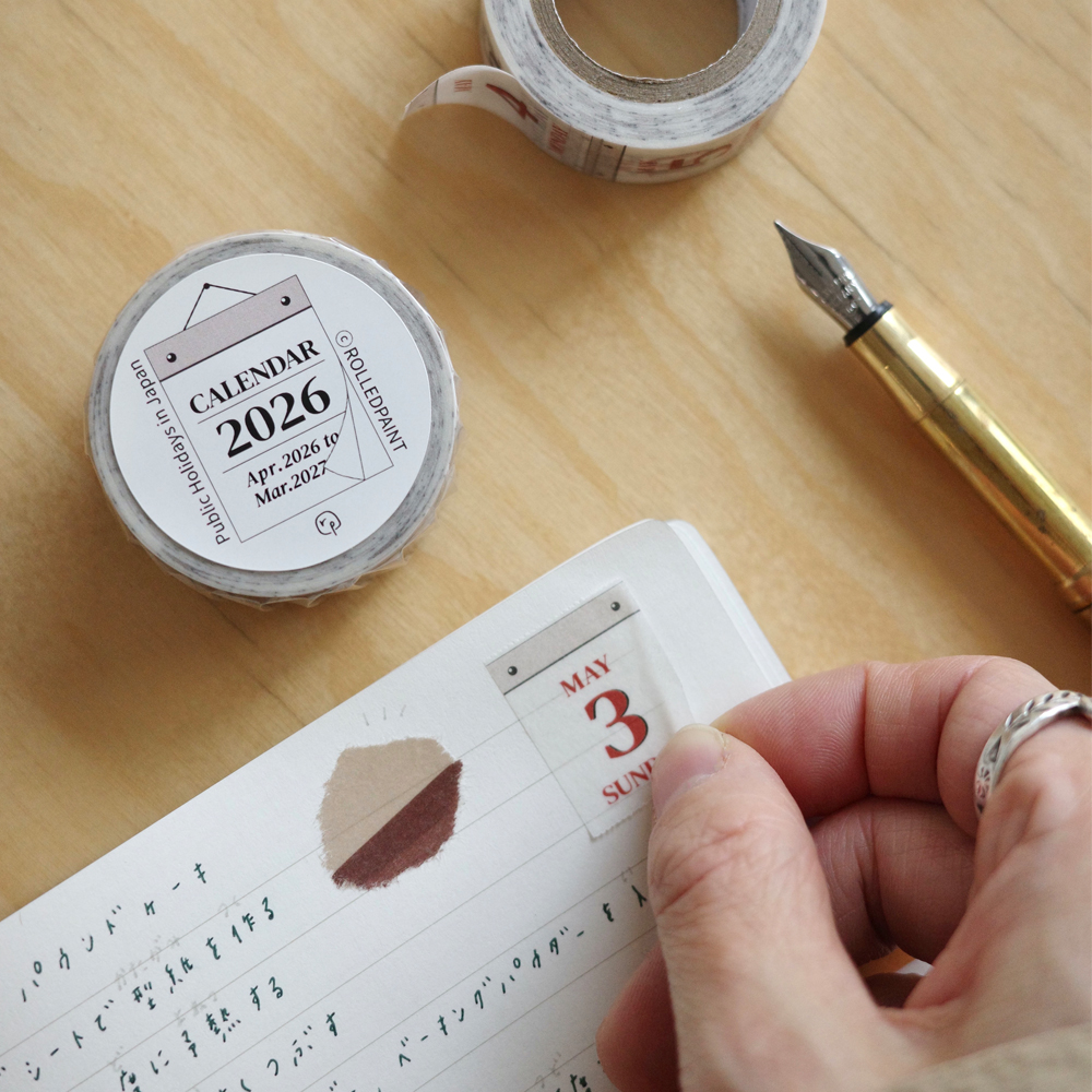 「2026 DAY CALENDAR」 1日1ピース、ミシン目入りで手でちぎって使える365日分のカレンダーマスキングテープ。 日本の祝日も表記されています。