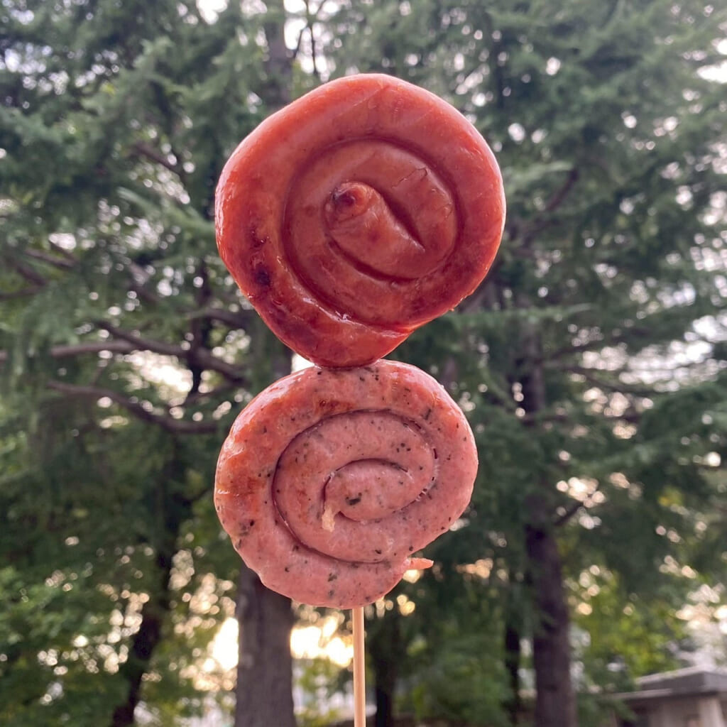 群馬県吾妻郡の豚肉で作るソーセージ「うずまきちゃん」を炭火焼きでご提供いたします。