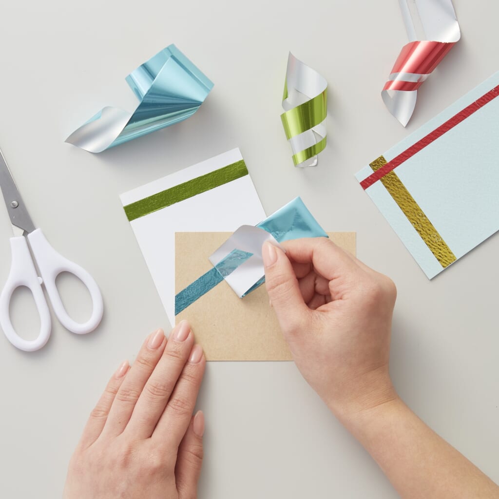 「ウチハクガチャ」村田金箔さんが制作する、お家でできる箔押し専用箔。コインを入れてハンドルを回せば、ランダムで箔シートが出てきます！