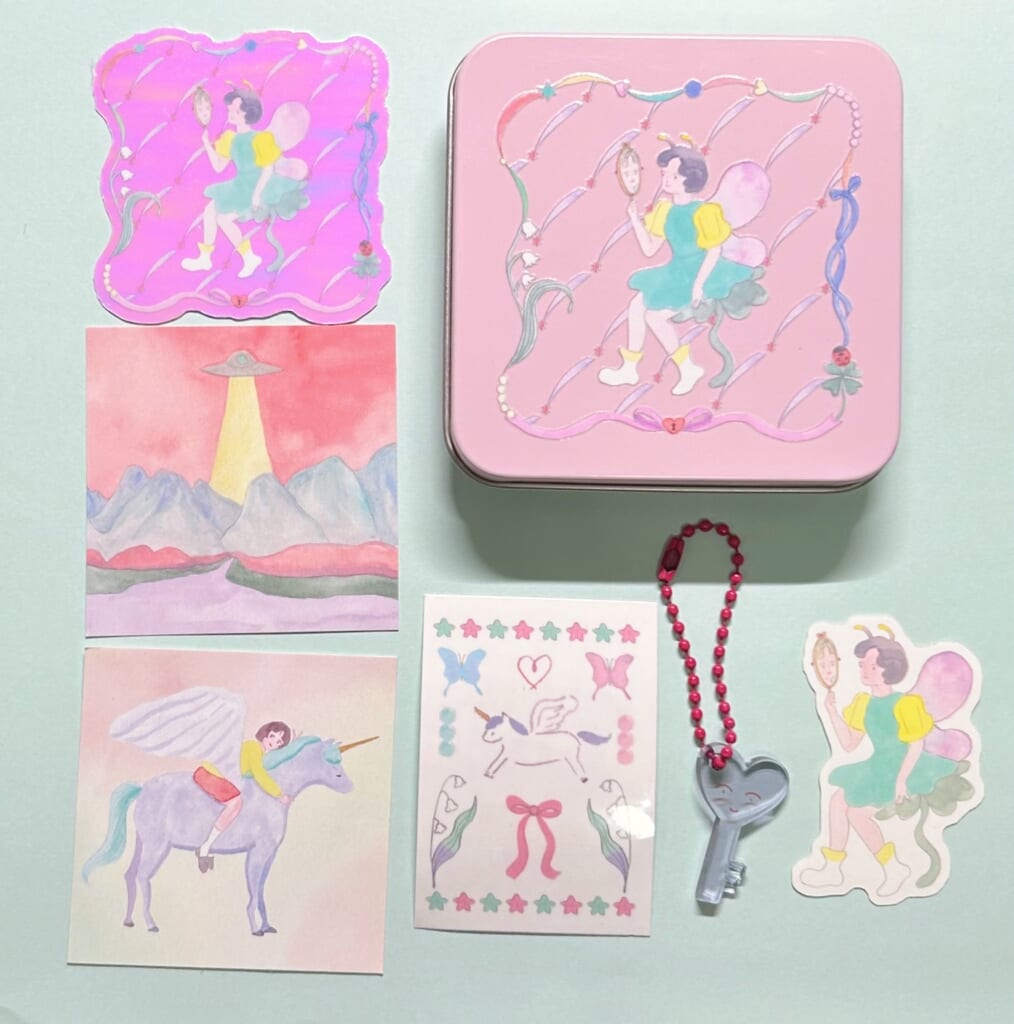 「紙博限定の新作、缶セット！」ステッカー、チャーム、タトゥーシール入り。