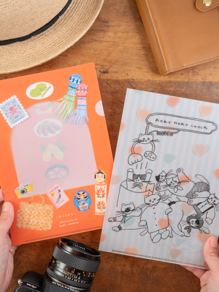 「クリアファイル」かばんに入れて持ち運びしやすいA5サイズ。イチハラマコさんのご当地柄と、トビマツショウイチロウさんの猫のクレーンゲーム柄の新作2種が登場！