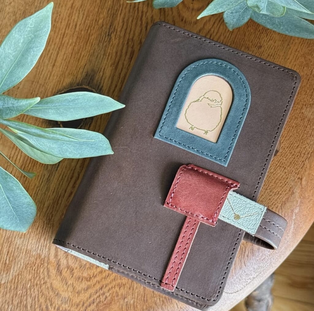 「M6システム手帳カバー」お手紙をポストに投函するベルトがポイント