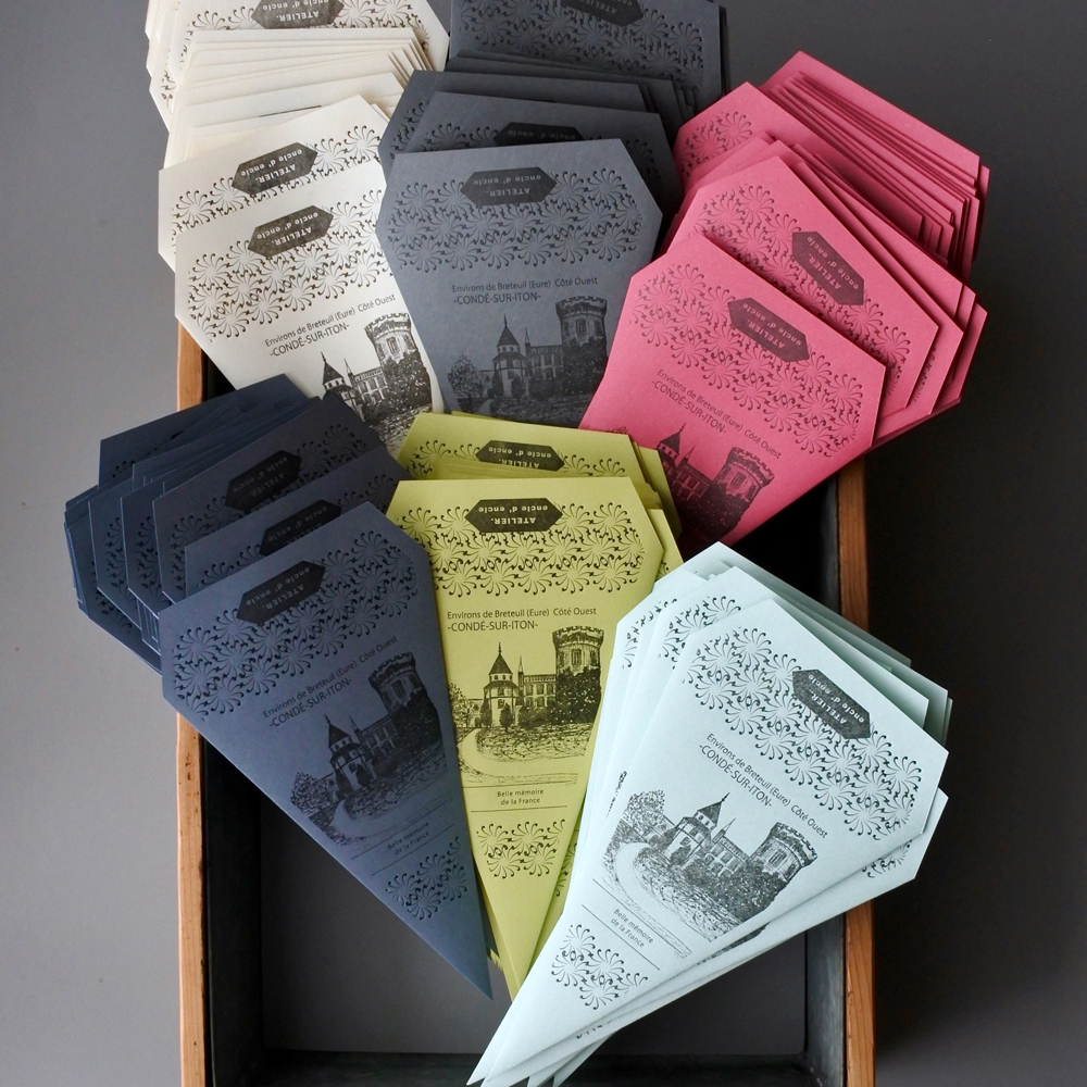 三角形が目を引くトライアングル封筒。