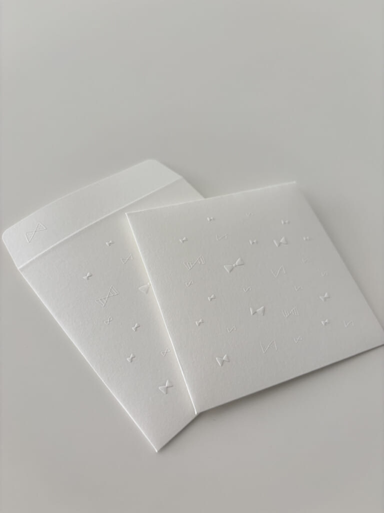 「エンボス封筒」ぷっくりとリボンが浮き上がるスクエア型の封筒。スクエアカードや、二つ折りの一筆箋が入ります。