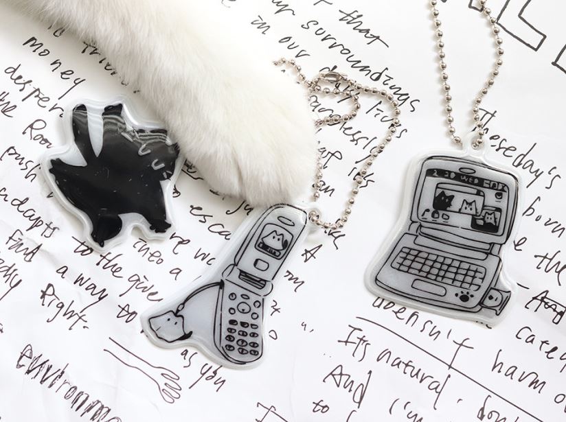 光を反射するキラキラした生地で作られた、やわらかい「キーホルダー」。バッグをかわいくデコレーションしてみてください！