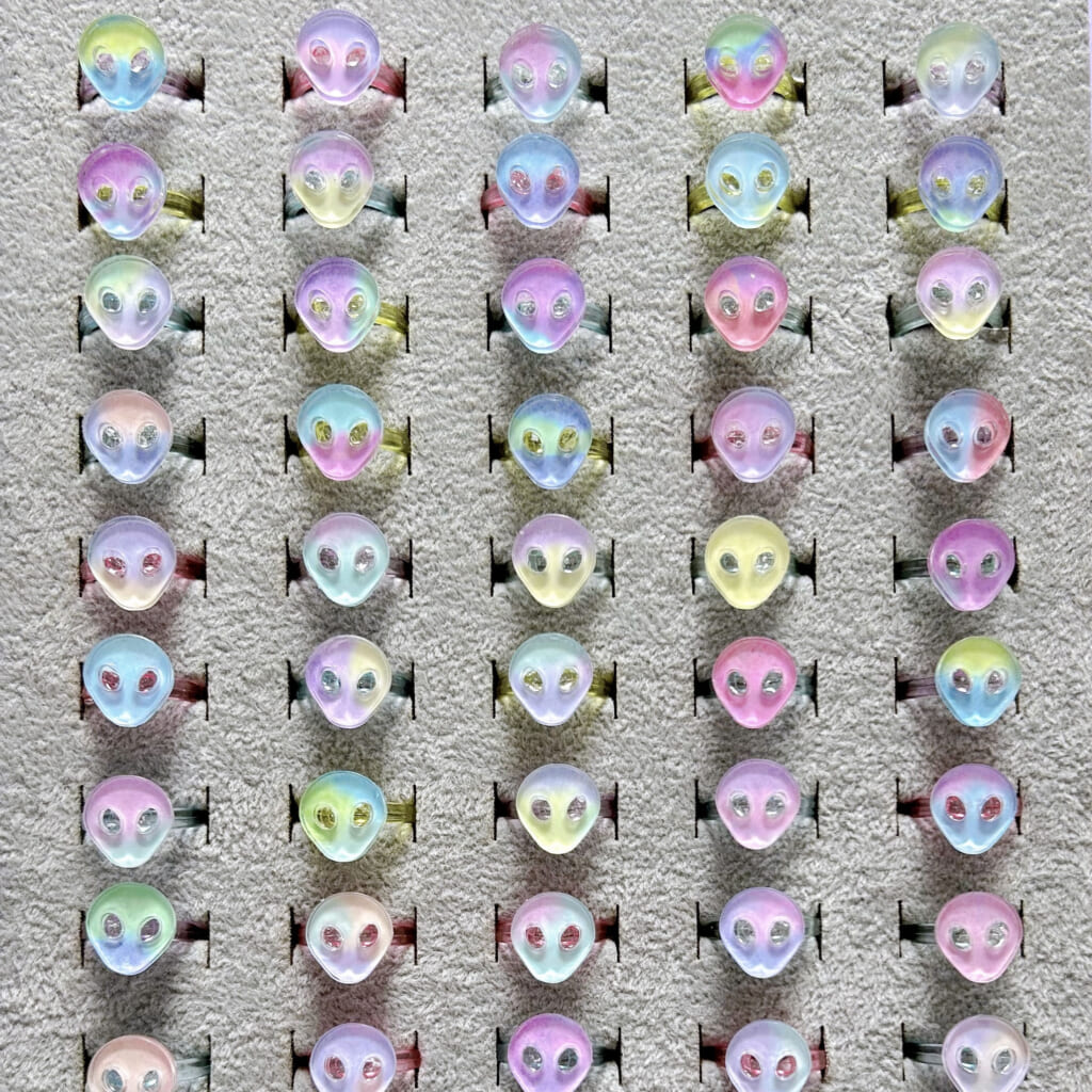 「エイリアンのゆびわ」カラフルなミルキートーンのゆびわです。