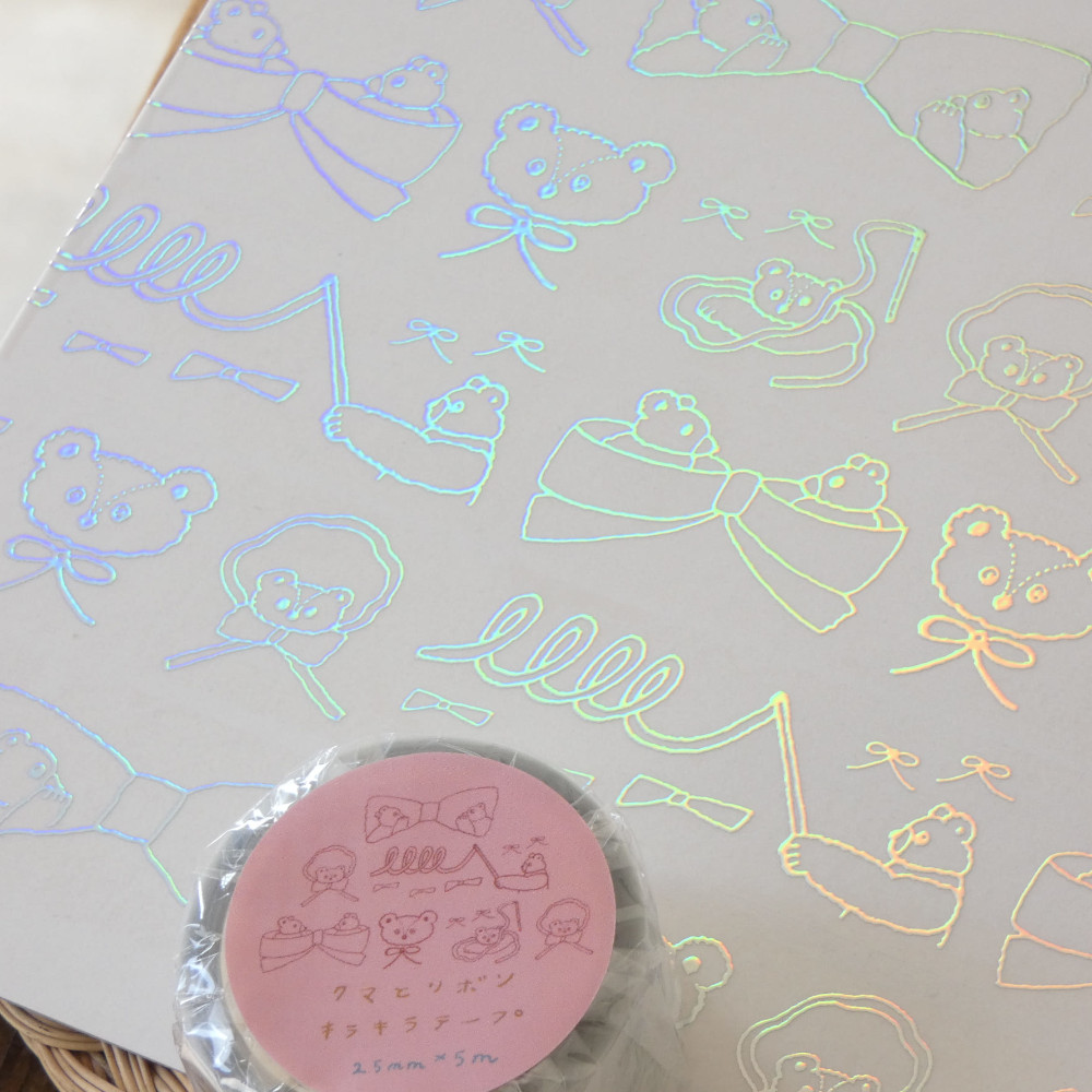 「クマのリボンキラキラテープ」角度によって多彩な色を楽しめます。