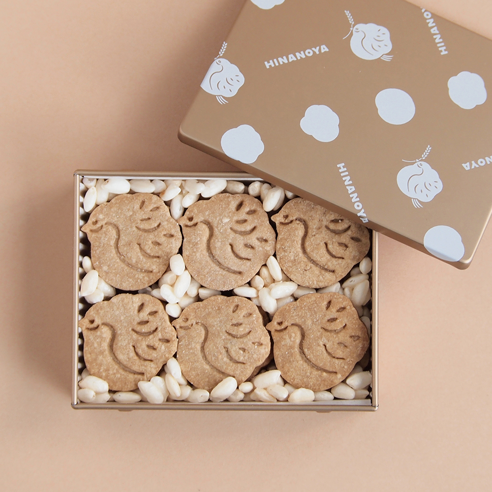 見た目も可愛いサブレ缶。玄米ポンを製粉して一枚一枚手づくりして焼きあげたポン菓子サブレにシンプルな甘さの白ポンを敷き詰めました。