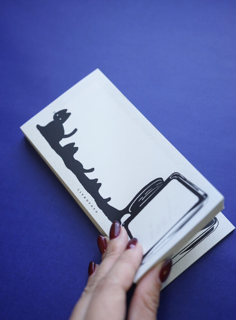 こまメモに新しいデザインが加わりました。「紙博 in 東京 vol.12」より新発売です！　インクから生まれた黒猫さん。贈り物に一筆を添えたり、手紙やアイデアの種を書き留めるのにもどうぞ。手帳や本に挟んで忘れた頃に出てきてもちょっとうれしくなるはず。