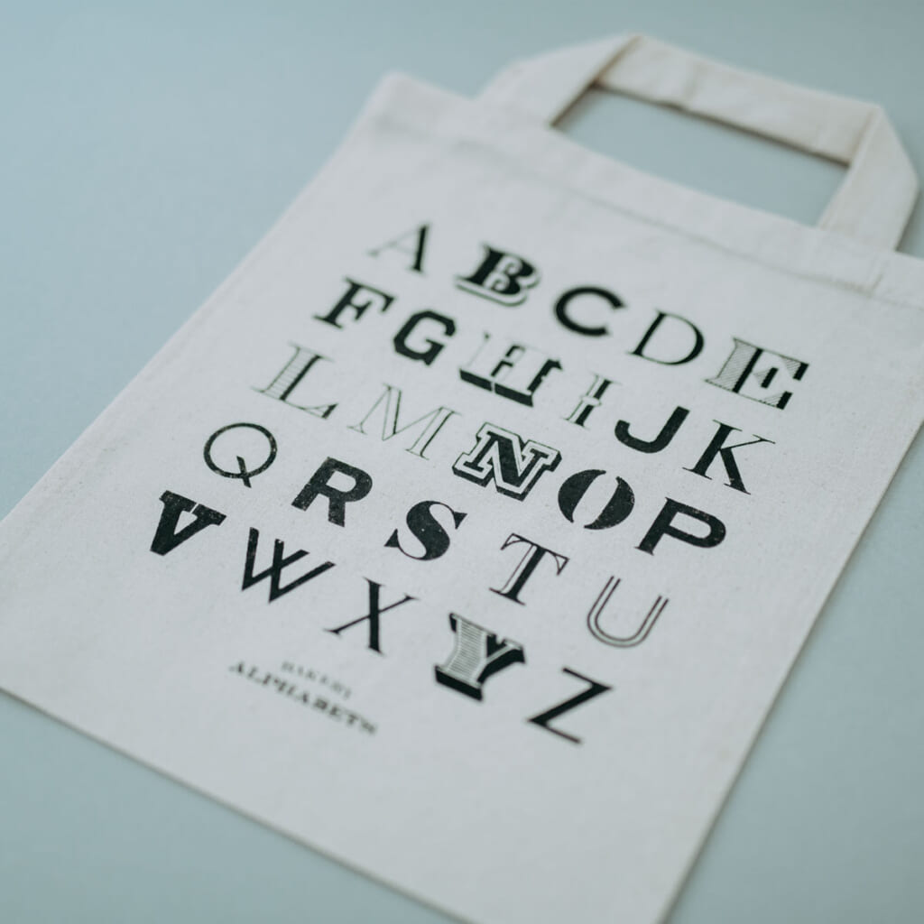 「Alphabet Tote Bag」3000円以上お買い上げのお客様にをプレゼントします（数量限定）