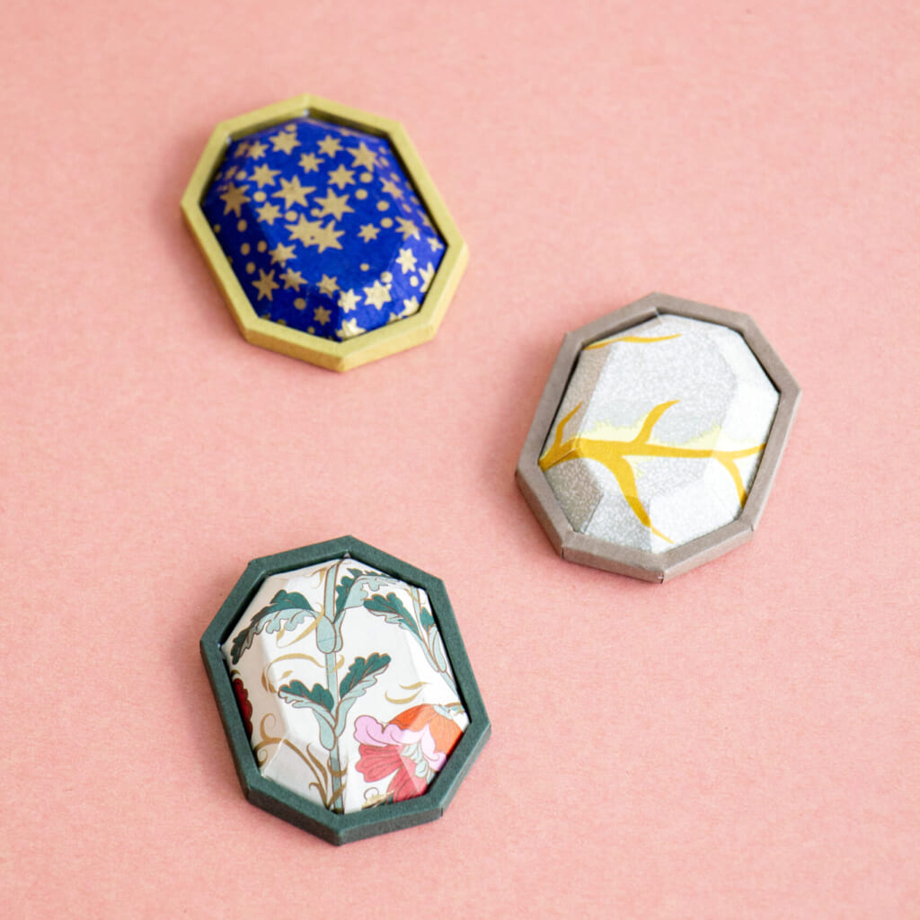 「Bijou」“小さな宝石”のような紙製のブローチです。マグネット内蔵で挟んで付けられるので洋服を痛めません。コーディネートのアクセントに、小さなアートをお楽しみください。