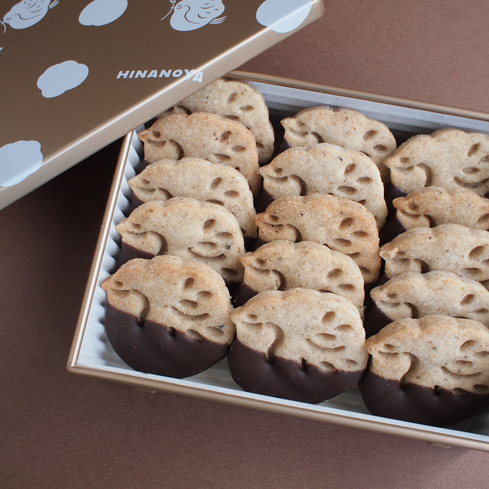 ひなのやサブレチョコ缶。やさしい風味のサブレにビターなチョコをつけた冬限定のサブレ缶です。