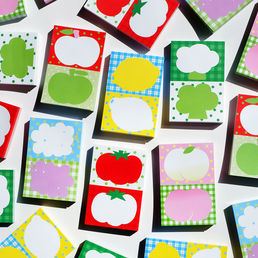 「Colorful Bites Memo Pad」バランスよく食べよう！　新鮮な果物と野菜が描かれた楽しいメモパッド。
