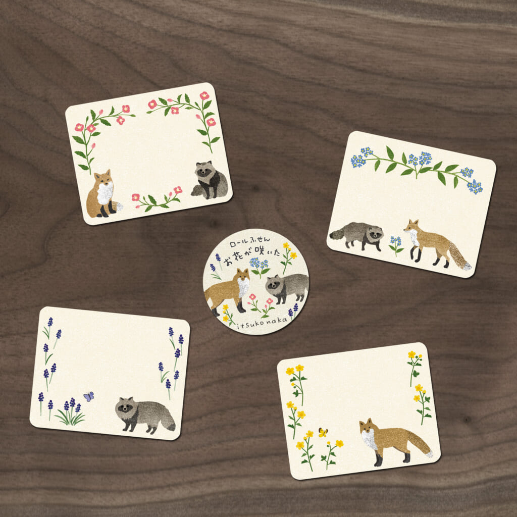 「お花が咲いたロールふせん」きつねとたぬきがお花が咲いているのを見つけて嬉しそうにしています。