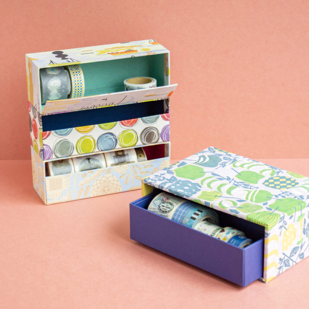 「マスキングテープ収納BOX」マグネット内蔵でBOXどうし連結もできるタイプと、引き出し型タイプの2種類です。紙博で見つけた素敵なマステたちの収納にいかがですか？