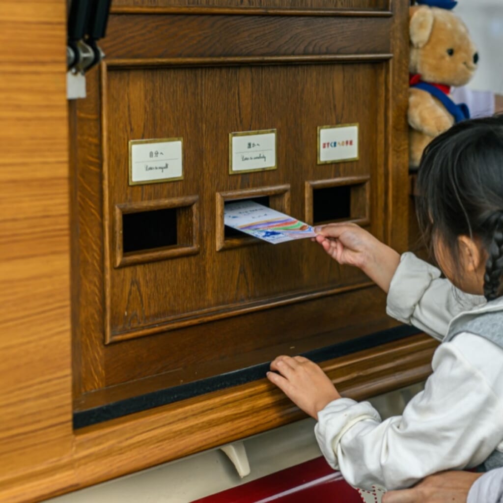 ポストカーで手紙を投函してみよう！