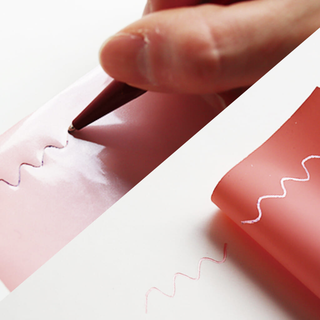 「KIRAHA」特別な道具を使わなくてもお手持ちの筆記具でなぞるだけで簡単に箔表現を楽しんでいただける製品。霧をモチーフとした淡く煌めく表現が特徴的な新しいタイプの箔です。