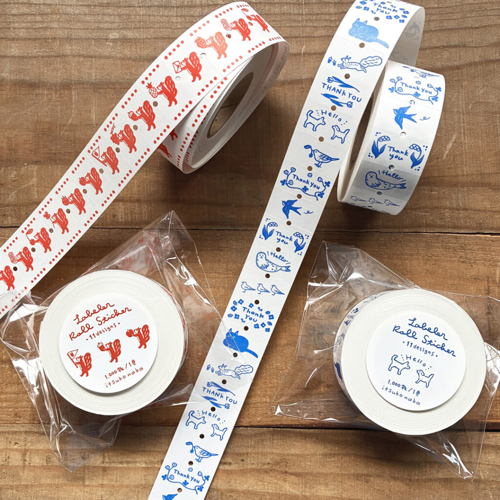 「ラベラーロールシール」2種類作りました！　赤いのが「いろいろ運ぶリス」青いのが「HelloとThank you」です。